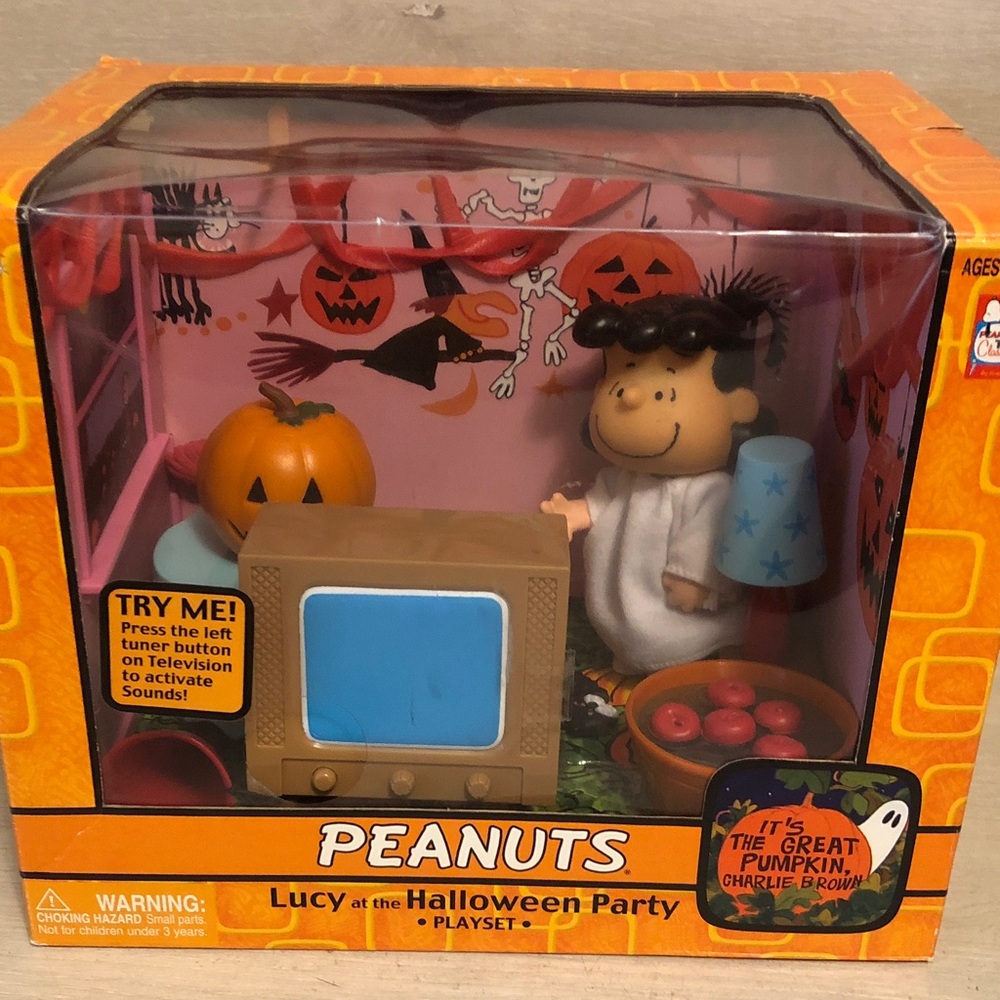 Vintage Memory Lane Peanuts Lucy at the Halloween Party Play set Pls Read Post